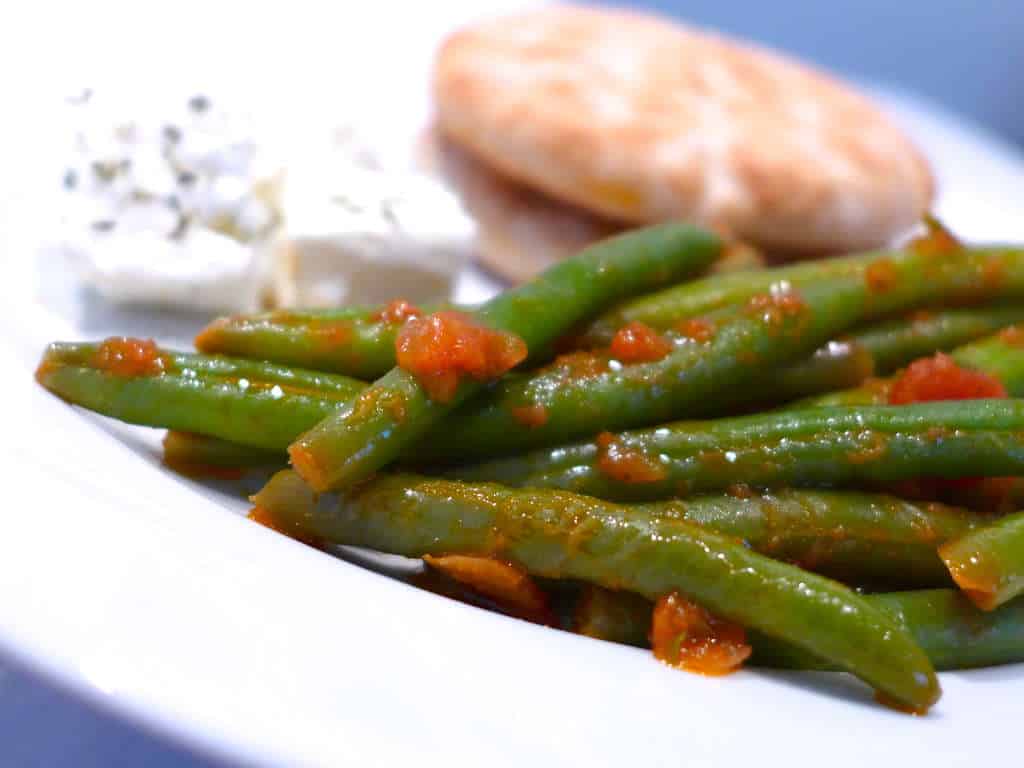 Traditional Greek Green Beans recipe (Fasolakia Giahni) - My Greek Dish