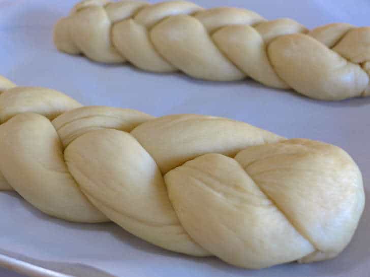 Tsoureki (grego Páscoa de pão) com três tranças